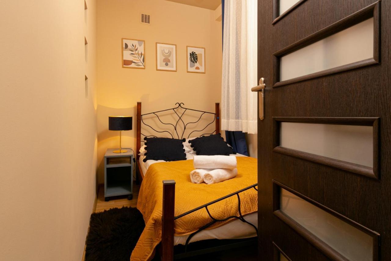 Wola Apartment With Balcony & Close To Metro By Noclegi Renters Varsavia Esterno foto